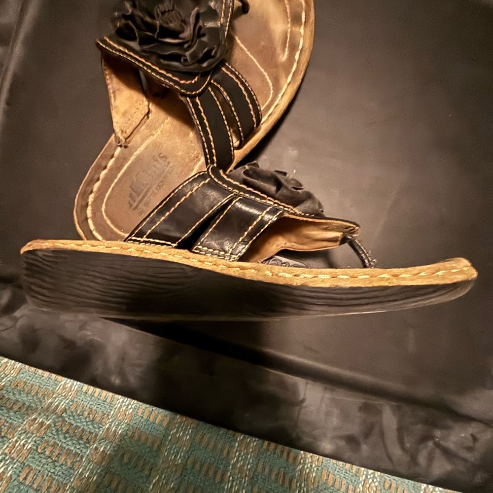 Kohl's Women's Sandals with Black Floral Accent - Picture 4 of 4